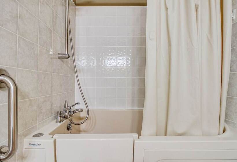 Lakefront Aitkin Home W/ Sunroom: Walk To Beach!