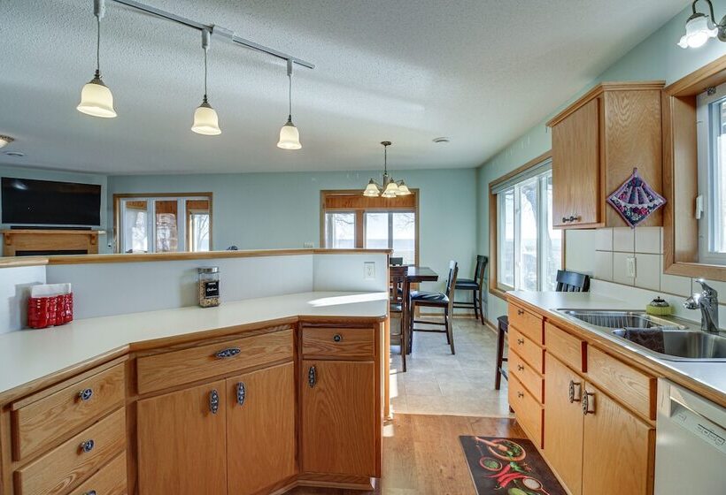 Lakefront Aitkin Home W/ Sunroom: Walk To Beach!