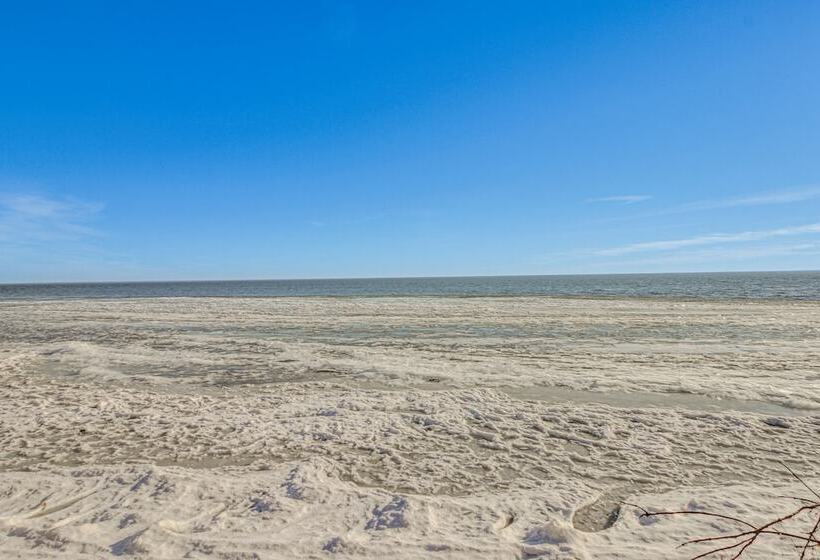 Lakefront Aitkin Home W/ Sunroom: Walk To Beach!