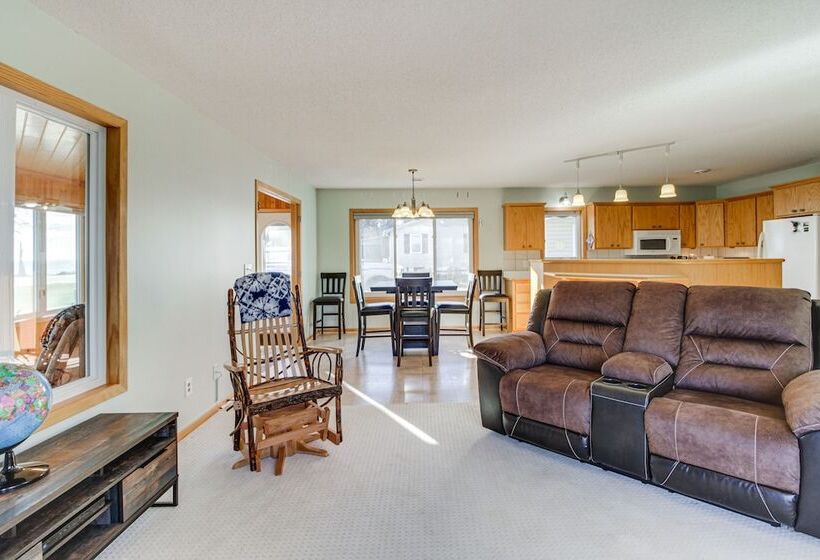 Lakefront Aitkin Home W/ Sunroom: Walk To Beach!