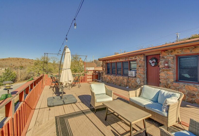 Medicine Park Getaway: Kayaks, Deck & Mtn Views!