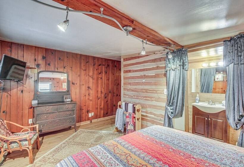 Medicine Park Getaway: Kayaks, Deck & Mtn Views!