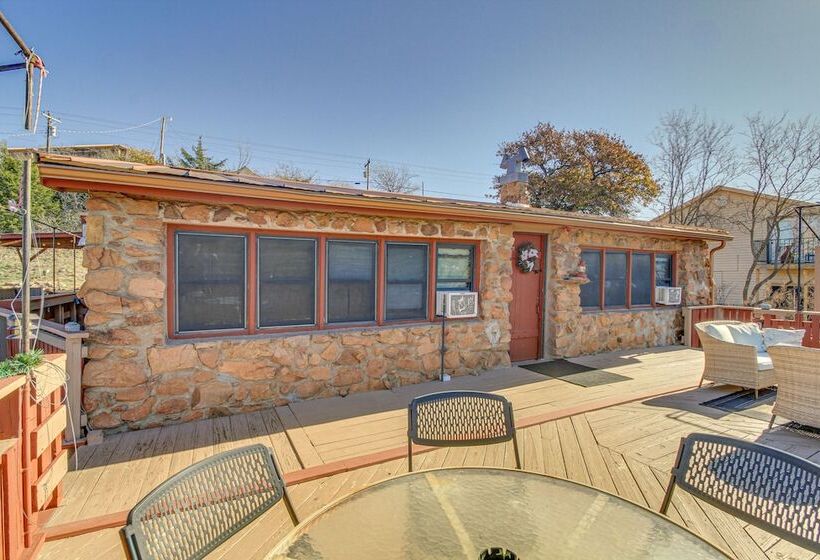 Medicine Park Getaway: Kayaks, Deck & Mtn Views!