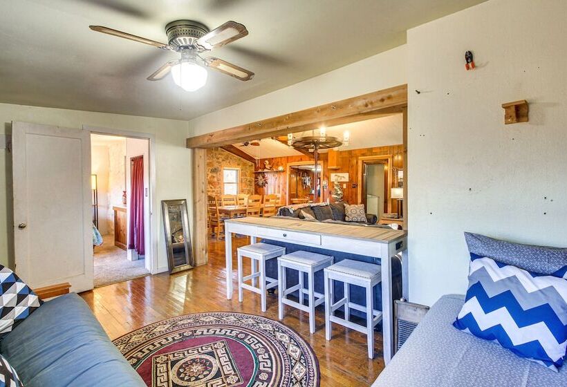 Medicine Park Getaway: Kayaks, Deck & Mtn Views!