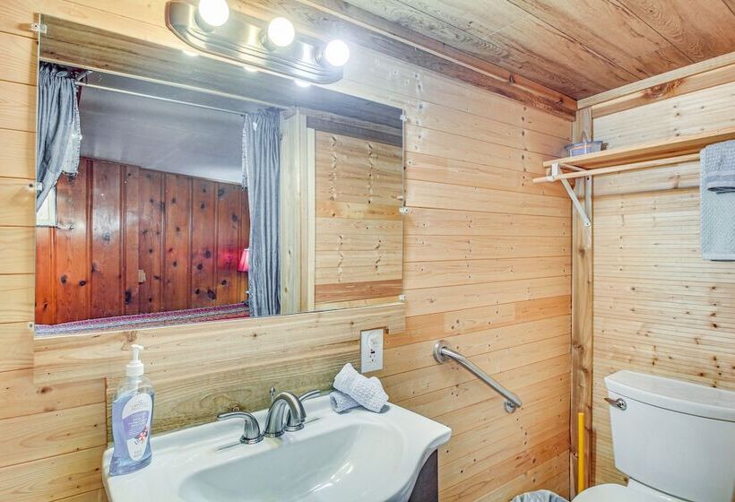 Medicine Park Getaway: Kayaks, Deck & Mtn Views!