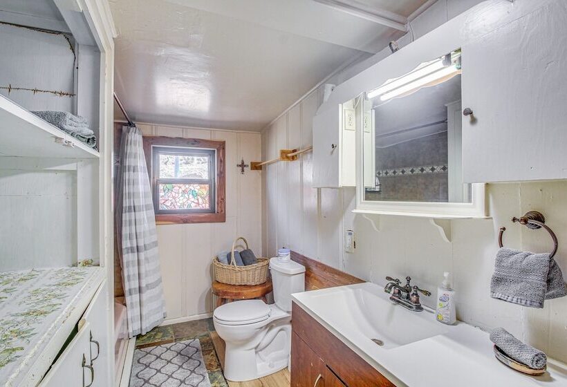 Medicine Park Getaway: Kayaks, Deck & Mtn Views!