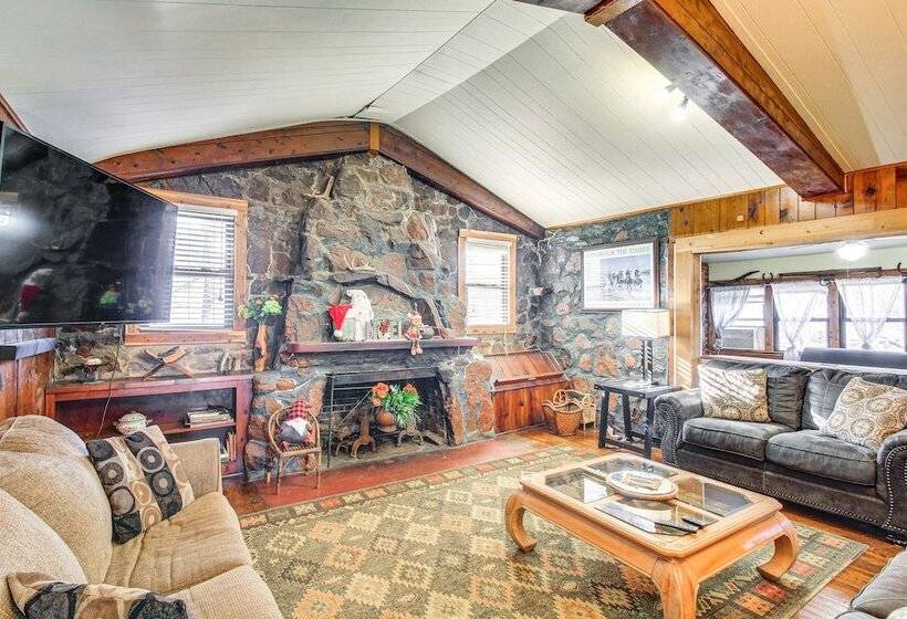 Medicine Park Getaway: Kayaks, Deck & Mtn Views!