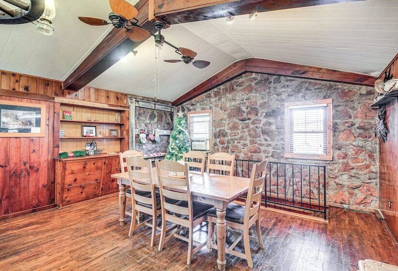 Medicine Park Getaway: Kayaks, Deck & Mtn Views!