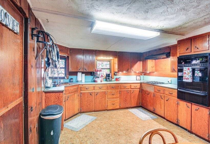 Medicine Park Getaway: Kayaks, Deck & Mtn Views!