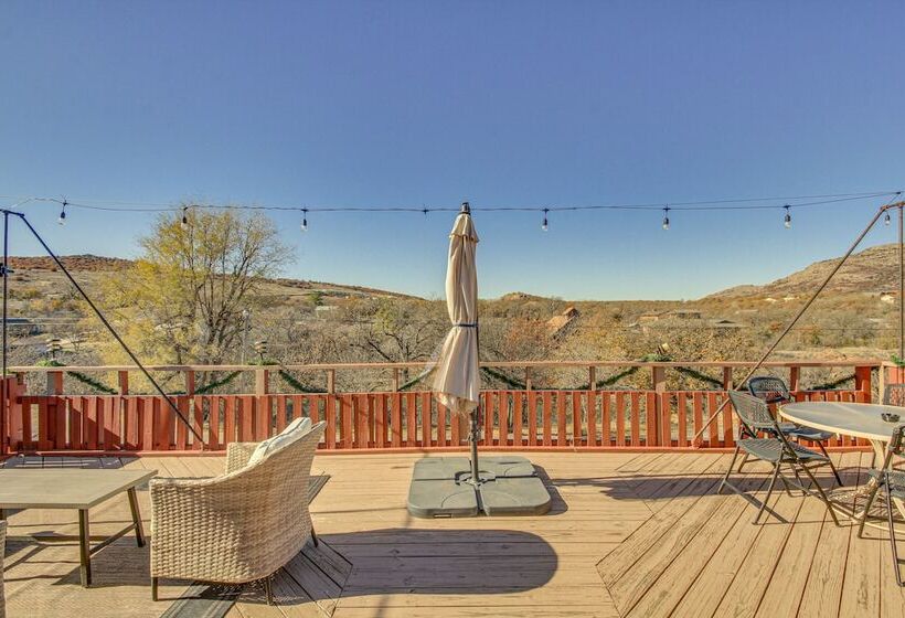 Medicine Park Getaway: Kayaks, Deck & Mtn Views!