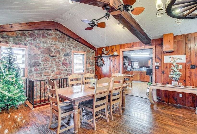 Medicine Park Getaway: Kayaks, Deck & Mtn Views!