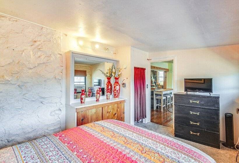 Medicine Park Getaway: Kayaks, Deck & Mtn Views!