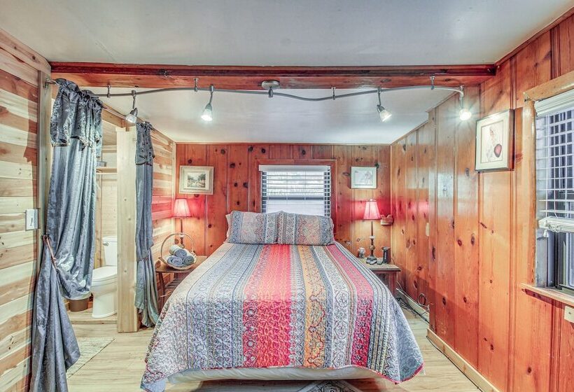 Medicine Park Getaway: Kayaks, Deck & Mtn Views!