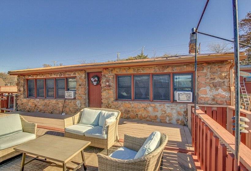 Medicine Park Getaway: Kayaks, Deck & Mtn Views!