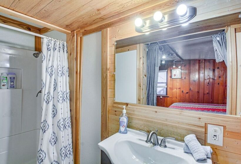 Medicine Park Getaway: Kayaks, Deck & Mtn Views!