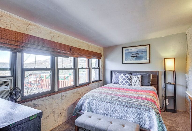 Medicine Park Getaway: Kayaks, Deck & Mtn Views!