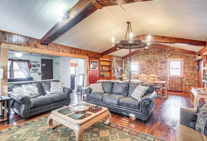 Medicine Park Getaway: Kayaks, Deck & Mtn Views!