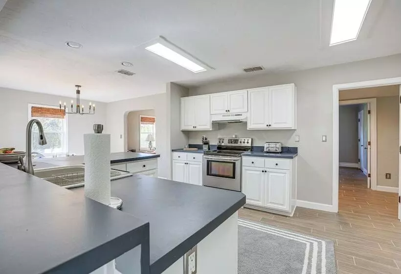 Newberry Home W/ Deck On 10 Acres!