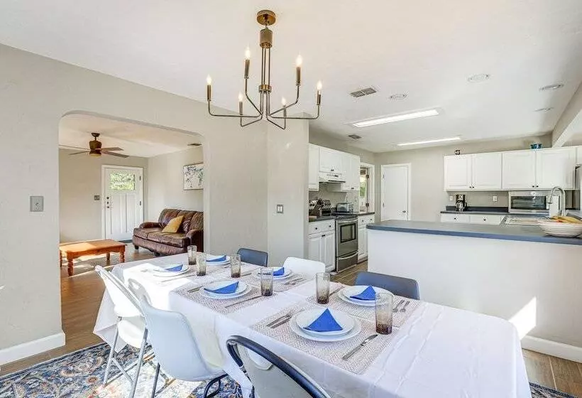 Newberry Home W/ Deck On 10 Acres!