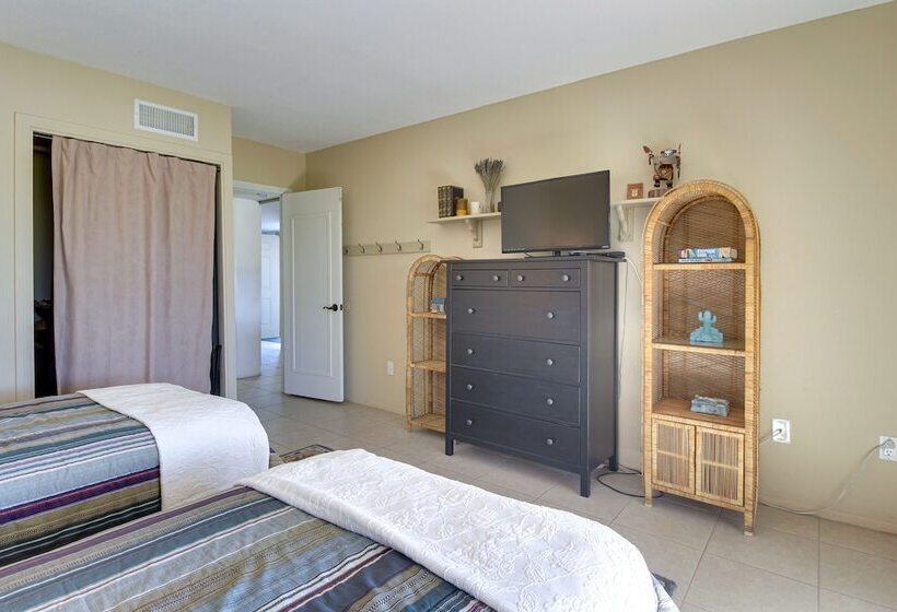 Pet Friendly Palm Desert Gem On Golf Course!