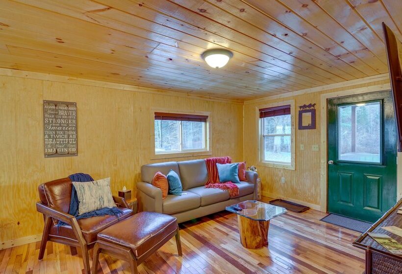 Peaceful Beattyville Cabin Near Red River Gorge!