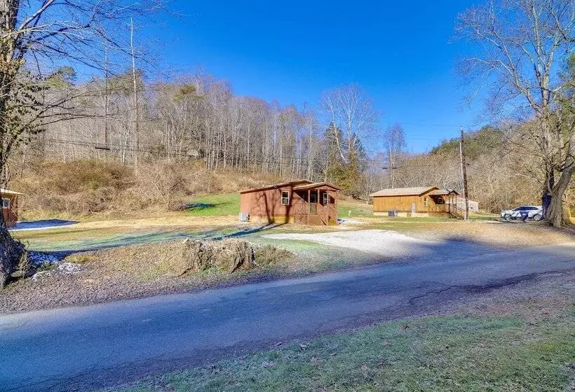 Peaceful Beattyville Cabin Near Red River Gorge!