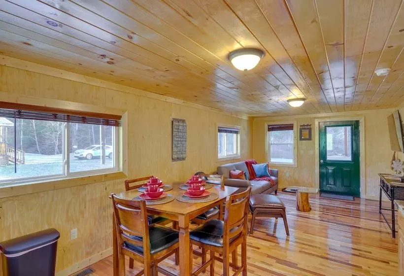 Peaceful Beattyville Cabin Near Red River Gorge!