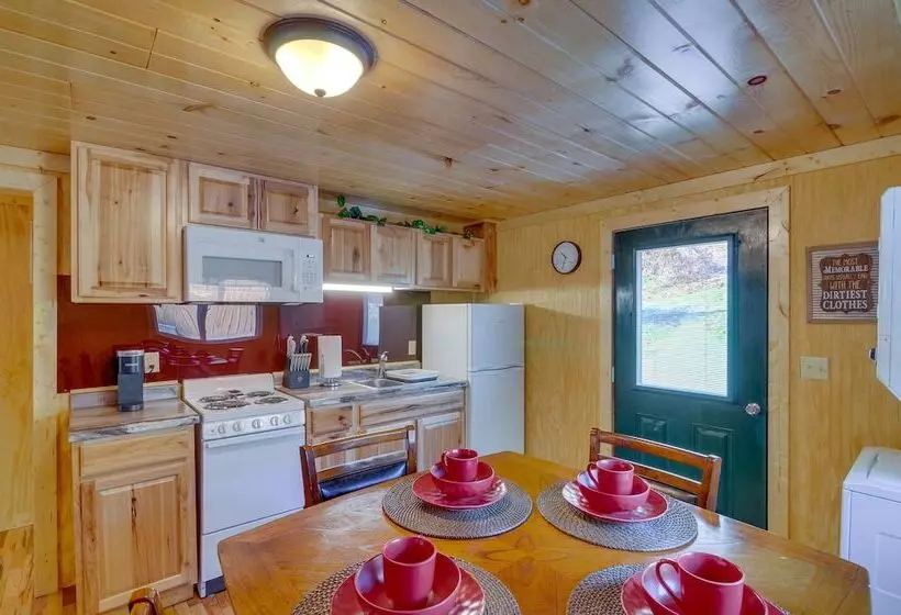 Peaceful Beattyville Cabin Near Red River Gorge!