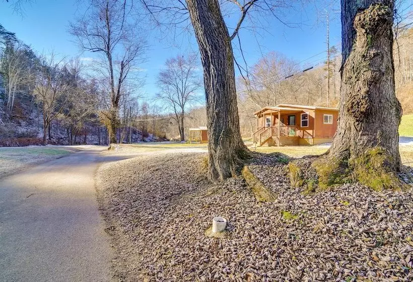 Peaceful Beattyville Cabin Near Red River Gorge!