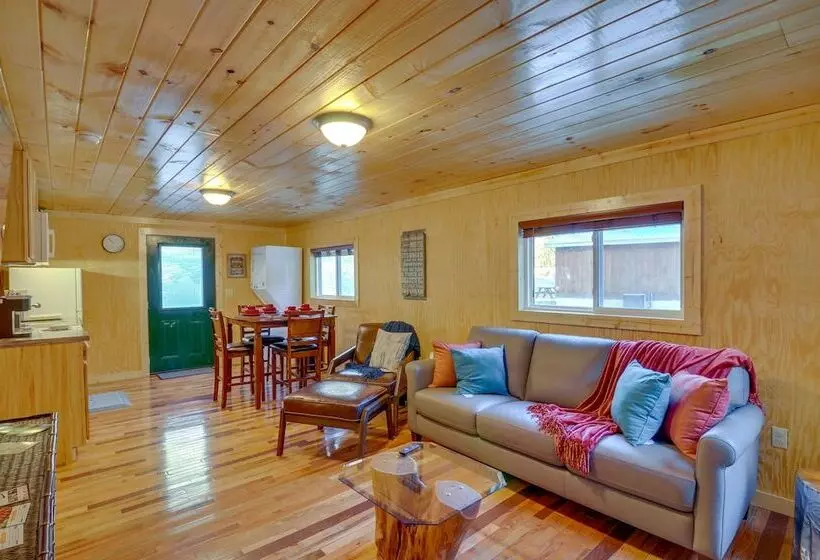 Peaceful Beattyville Cabin Near Red River Gorge!