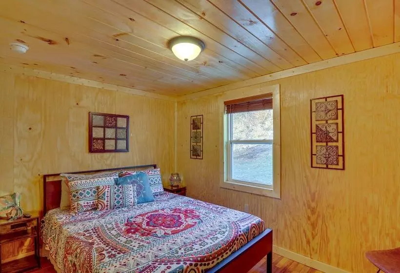 Peaceful Beattyville Cabin Near Red River Gorge!