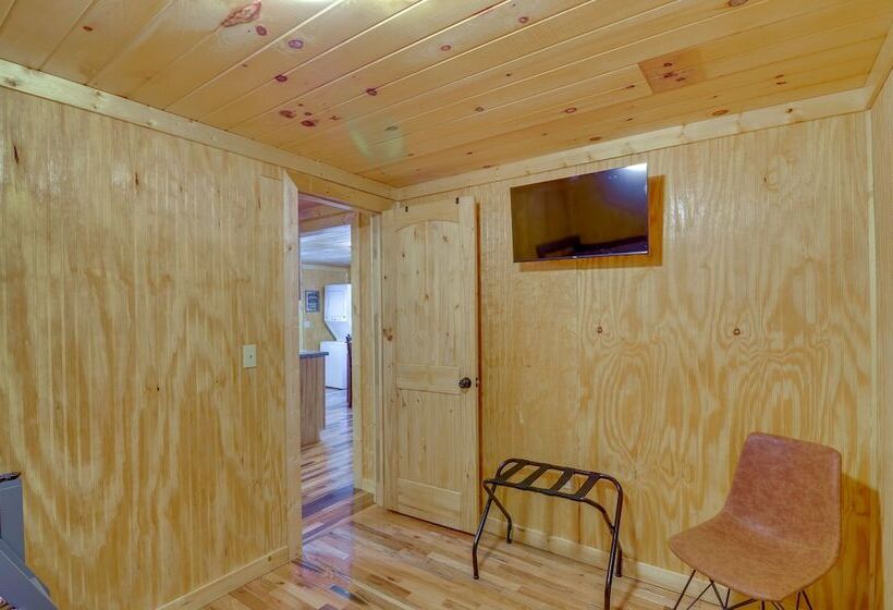 Peaceful Beattyville Cabin Near Red River Gorge!