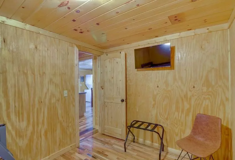 Peaceful Beattyville Cabin Near Red River Gorge!