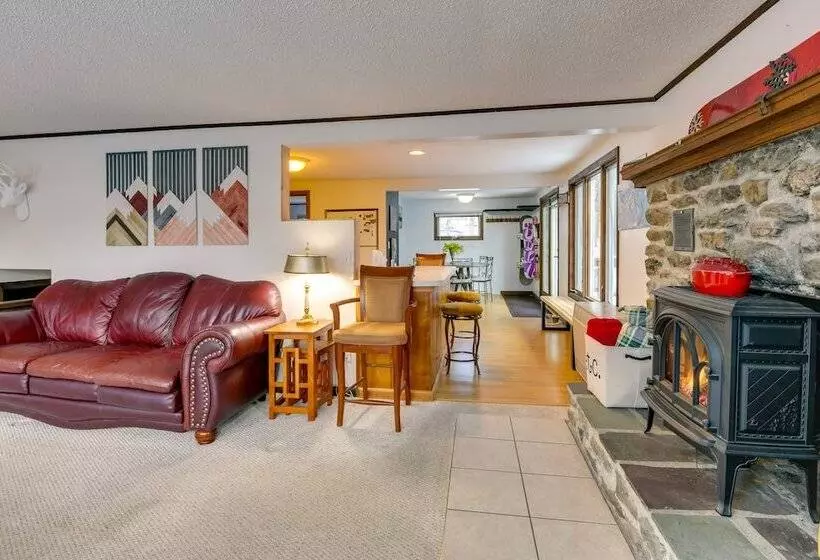 Pet Friendly Home W/ Deck: 4 Mi To Jay Peak Resort