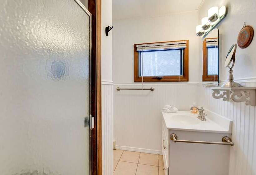 Pet Friendly Home W/ Deck: 4 Mi To Jay Peak Resort