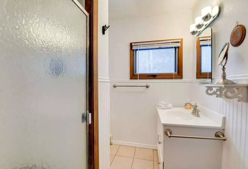 Pet Friendly Home W/ Deck: 4 Mi To Jay Peak Resort