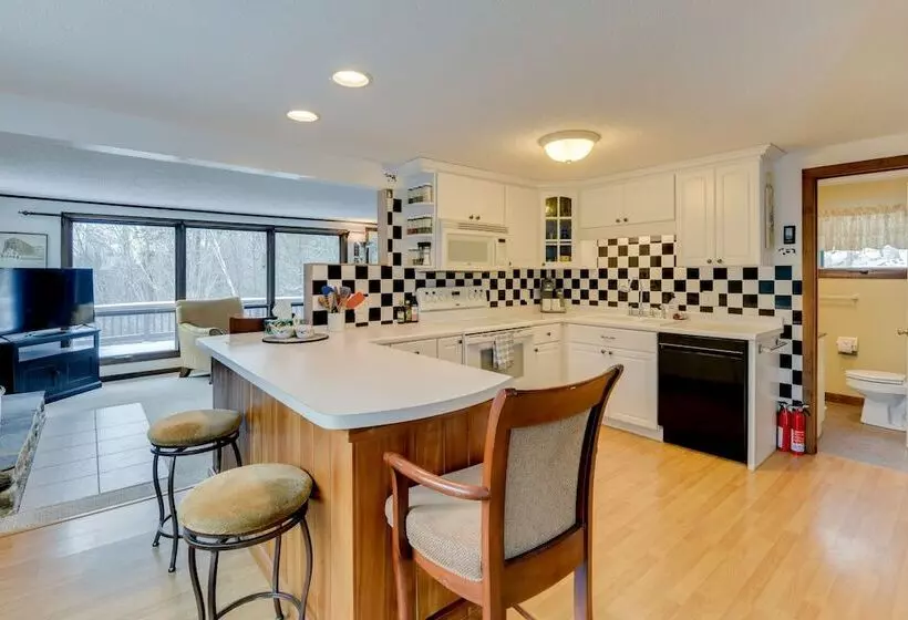 Pet Friendly Home W/ Deck: 4 Mi To Jay Peak Resort