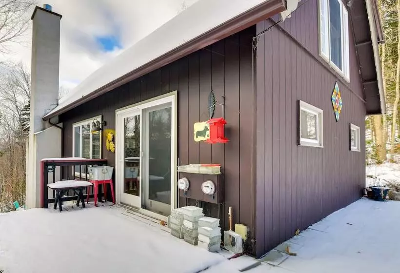 Pet Friendly Home W/ Deck: 4 Mi To Jay Peak Resort