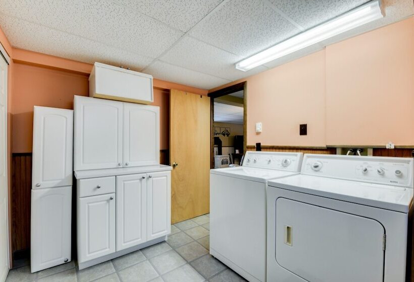 Pet Friendly Home W/ Deck: 4 Mi To Jay Peak Resort