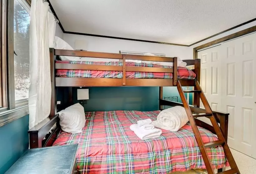 Pet Friendly Home W/ Deck: 4 Mi To Jay Peak Resort