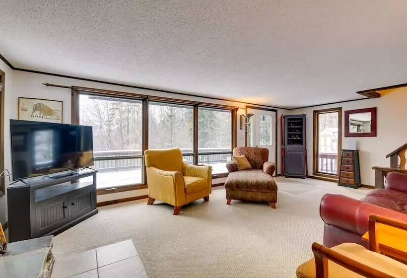 Pet Friendly Home W/ Deck: 4 Mi To Jay Peak Resort