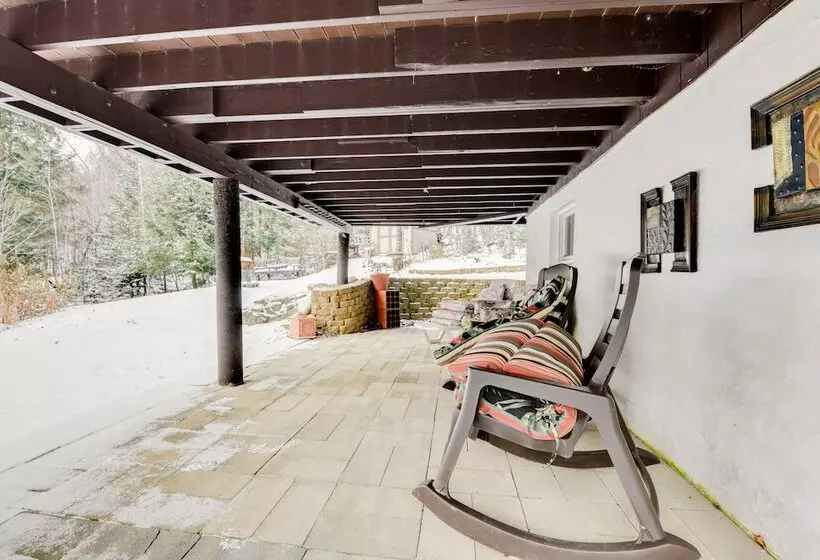 Pet Friendly Home W/ Deck: 4 Mi To Jay Peak Resort