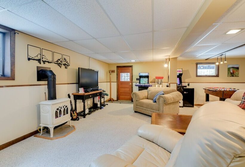 Pet Friendly Home W/ Deck: 4 Mi To Jay Peak Resort