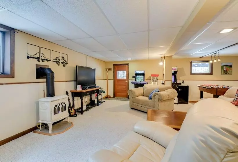 Pet Friendly Home W/ Deck: 4 Mi To Jay Peak Resort