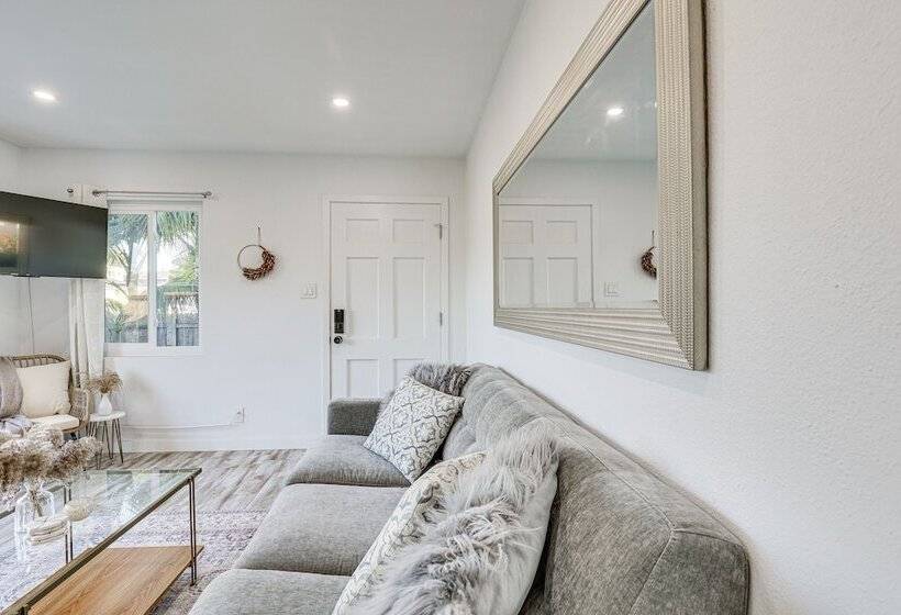 Pet Friendly Oceanside Gem W/ Patio, Walk To Beach