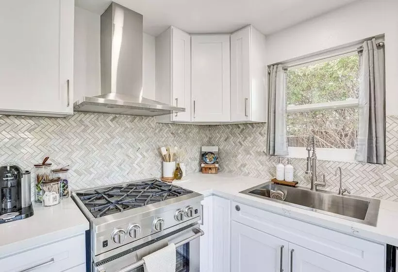 Pet Friendly Oceanside Gem W/ Patio, Walk To Beach