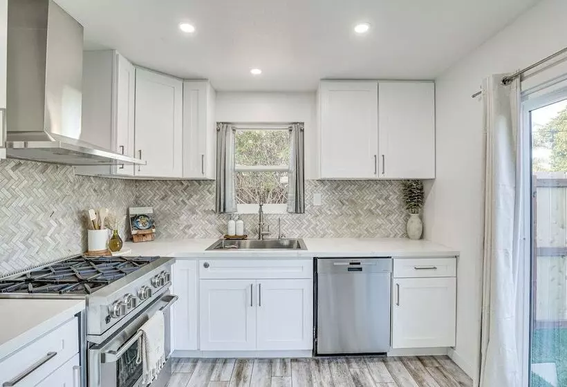 Pet Friendly Oceanside Gem W/ Patio, Walk To Beach