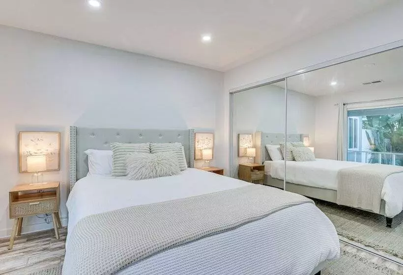 Pet Friendly Oceanside Gem W/ Patio, Walk To Beach