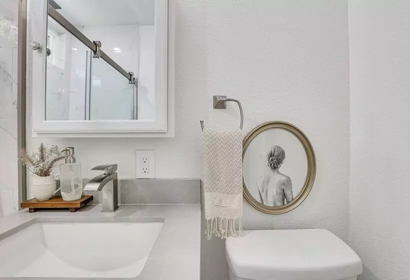 Pet Friendly Oceanside Gem W/ Patio, Walk To Beach