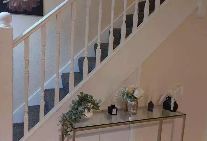 Residenssi 3 Bed House In Warrington